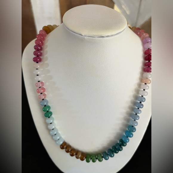 New Artisan made multicolored beaded necklace - Picture 2 of 5